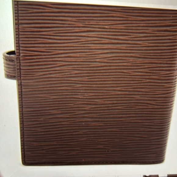 Vintage Louis Vuitton Moka Brown Epi
Leather Agenda Cover PM
Condition: Great - Picture 15 of 16